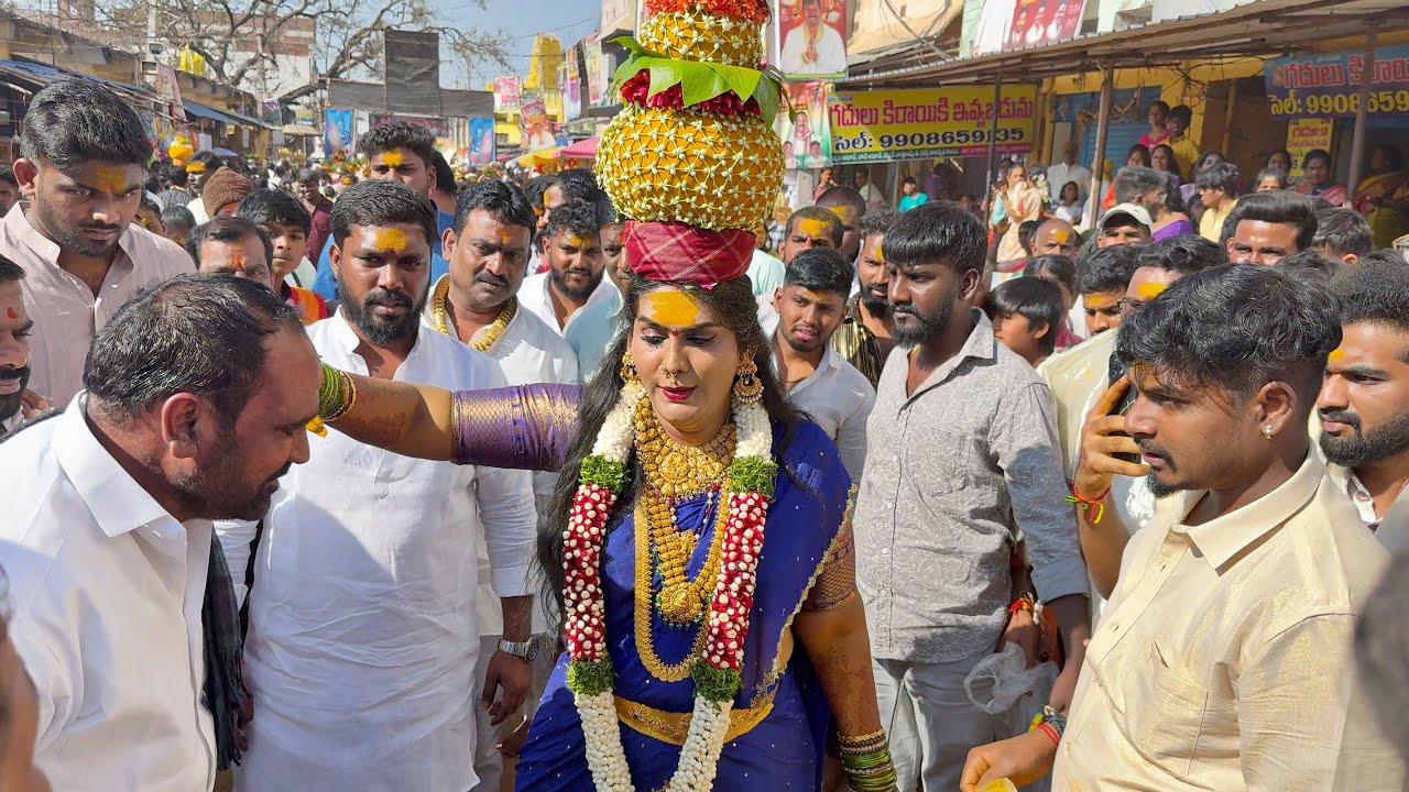 Jogini Shyamala blessed laddu yadav at mallanna bonalu 2026 | Jogini Shyamala bonam 2026