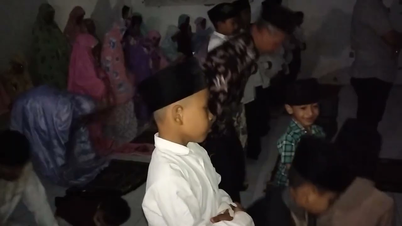 Sholat Maghrib jamaah dalam keadaan mati lampu lurrr... 