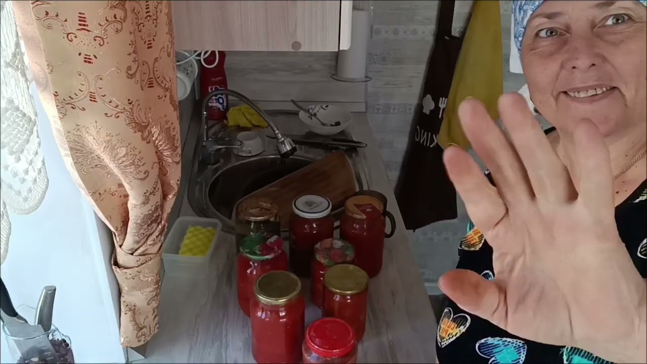 3 февраля 2026 г. Борюсь со снегом. Скоро зацветет. Вкусняшки из погреба. 