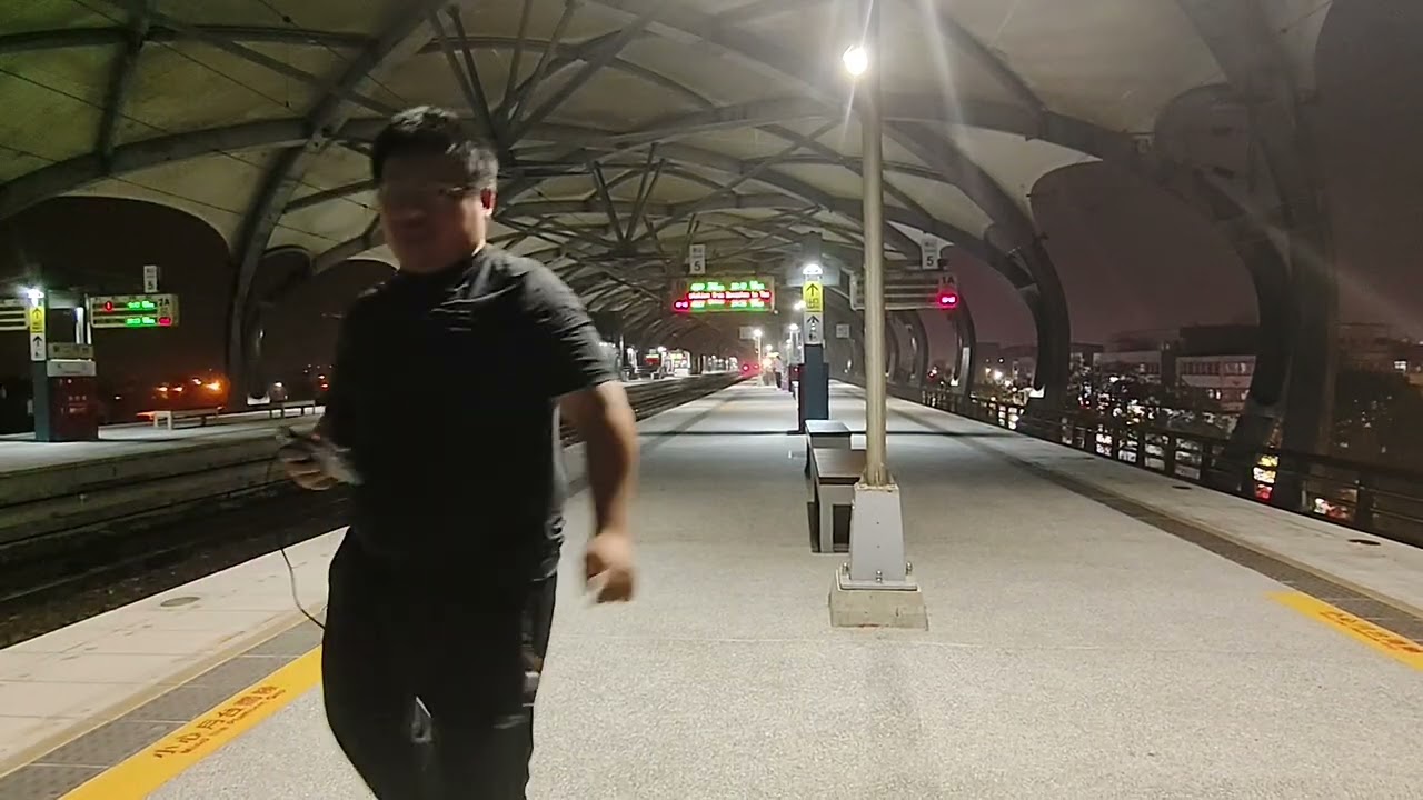 20251016@temu1016生日列車實況之冬山站最後一拍!!!!!!!!!!!!!442次黑白自強號飆速交會7528B次R200單機冬山站通過