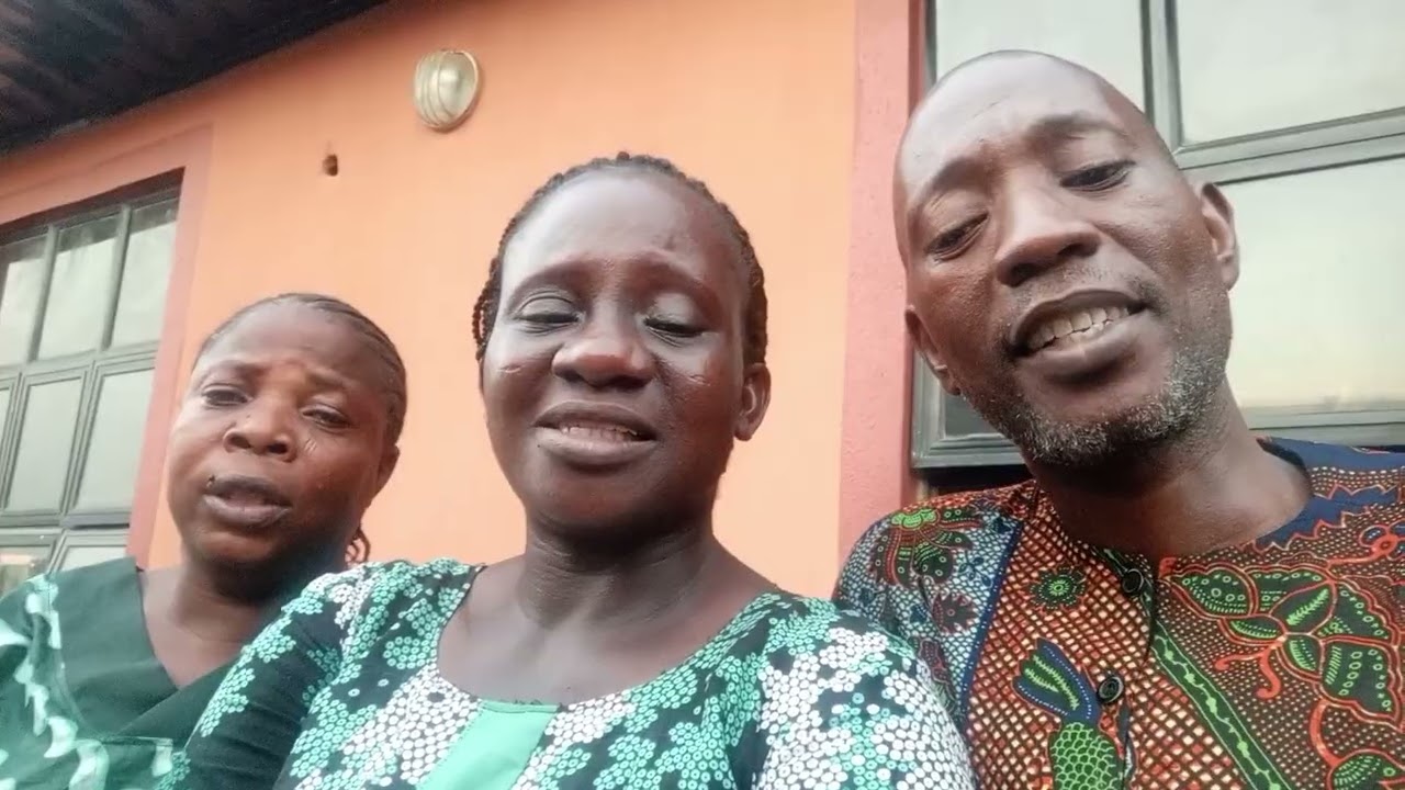 N'ibere Odun yi (Standing at the portal)
