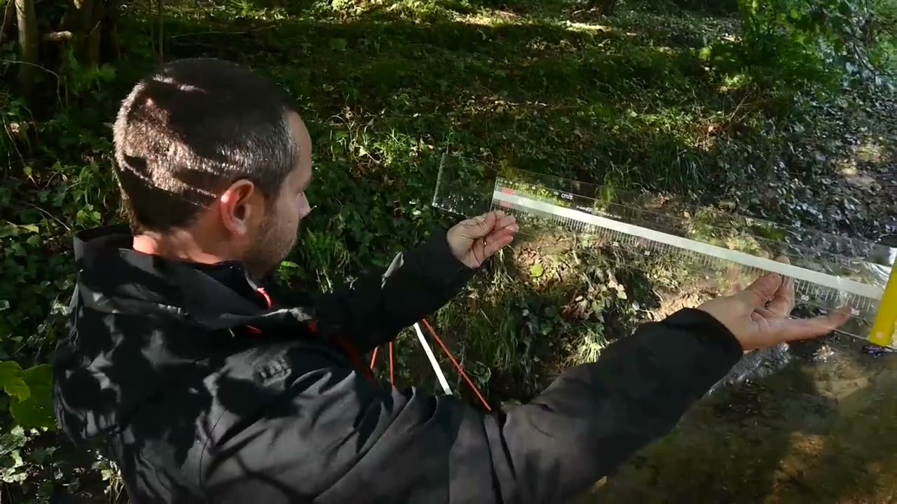 Low cost river discharge measurements using the transparent velocity head rod