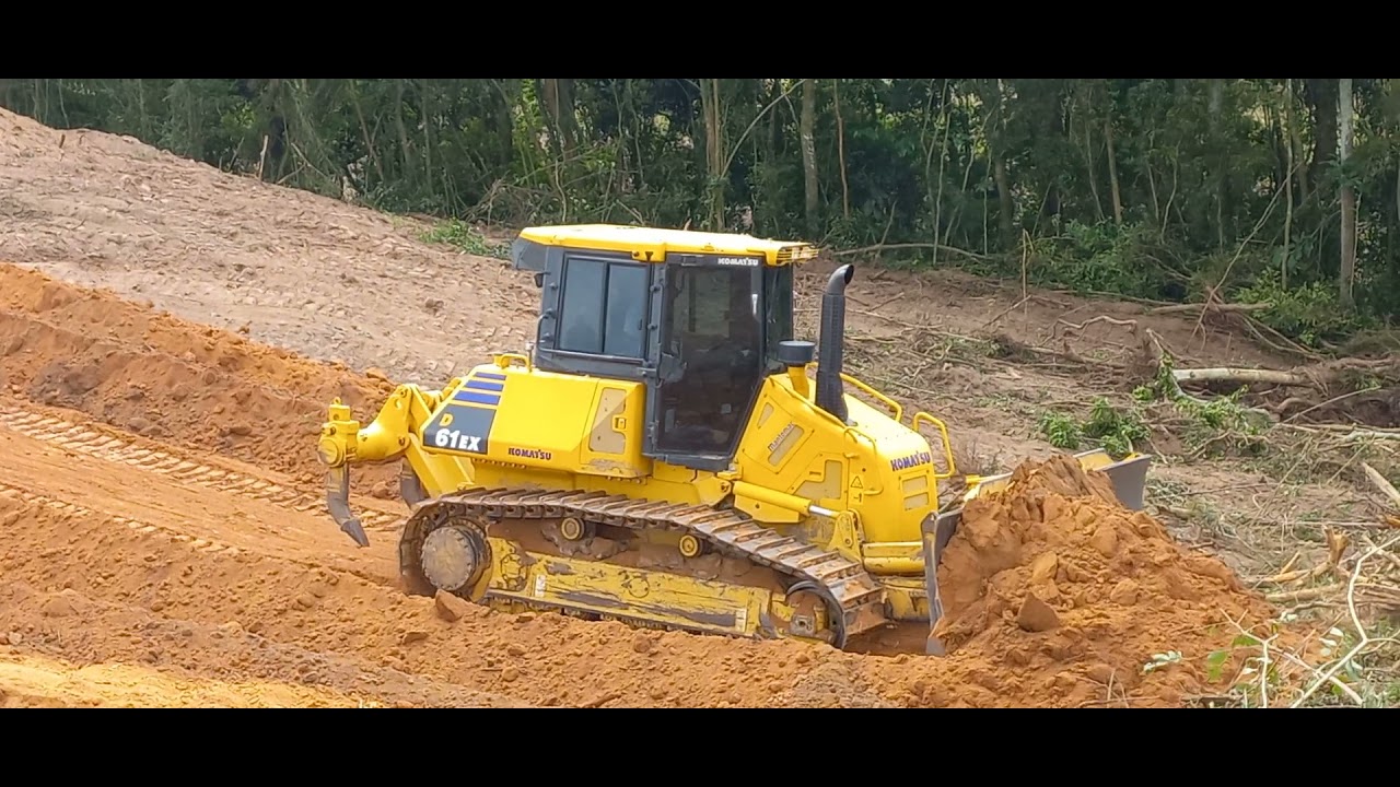 Trator de esteira KOMATSU D61EX empurrando material com força💪💪💪botando pressão..