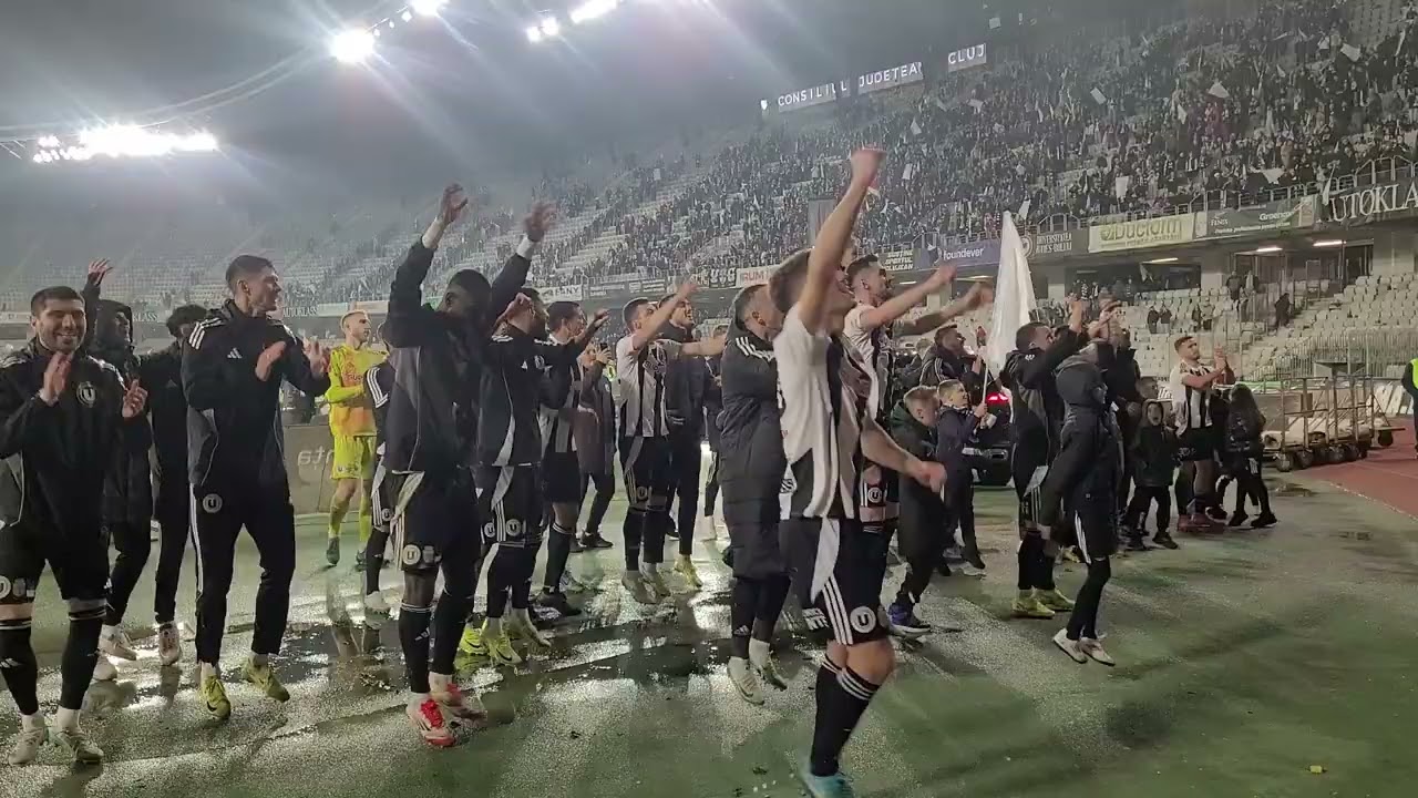 Fanii și jucătorii după U Cluj - CFR Cluj 1-0 play-off etapa 2 - Sa la la! Haide U!