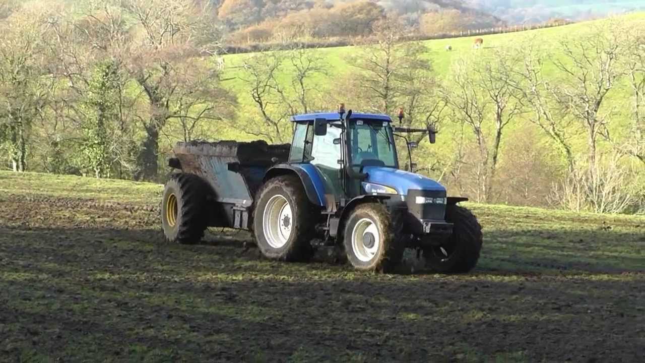 Muck 2011 Spreading it with New Holland TM 140.