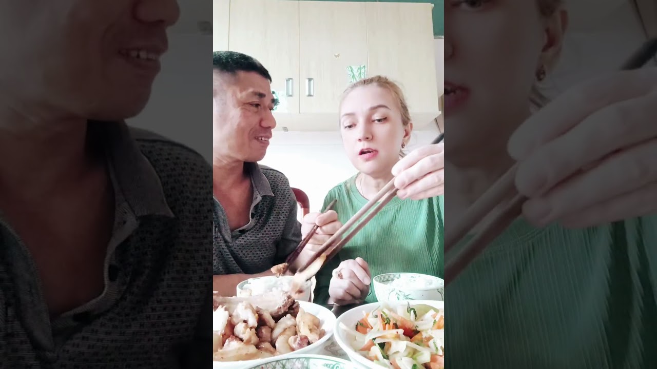 Vợ Nga ăn cơm với chồng Việt. 