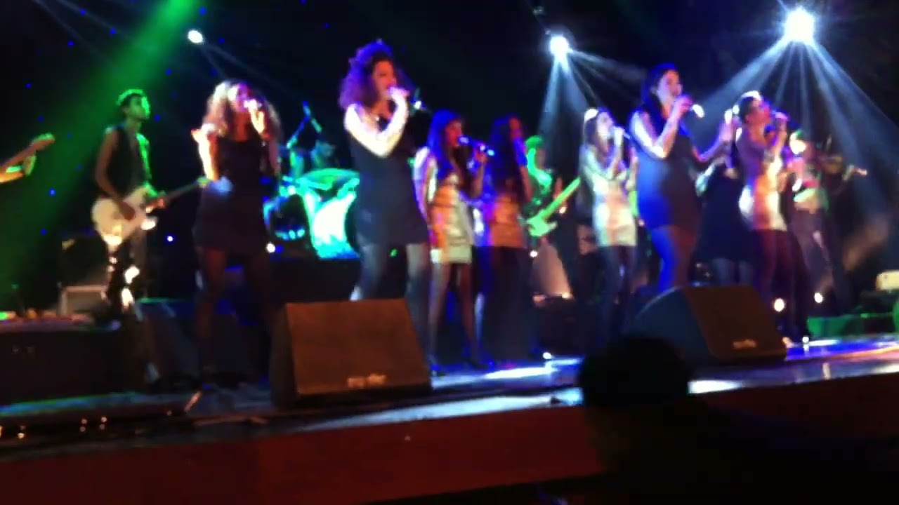 Continuacion del concierto donde participo Liz