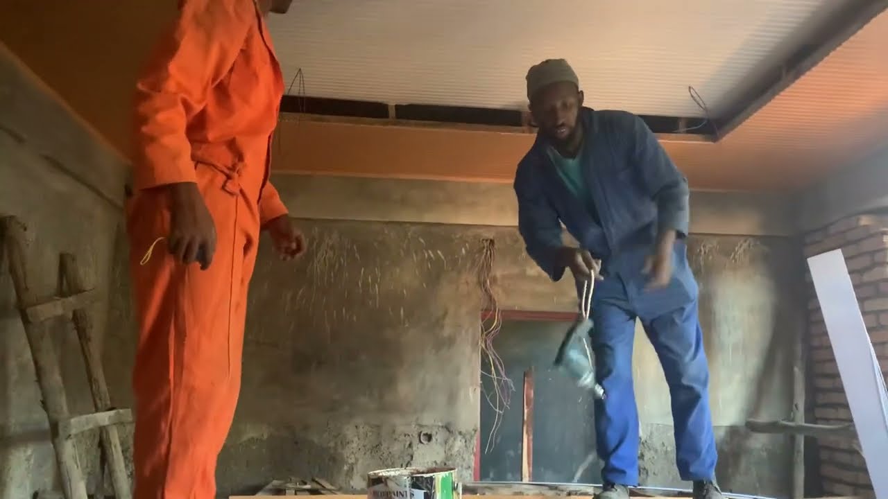 Construction du plafond des languettes dans une maison simple techniques et measures.