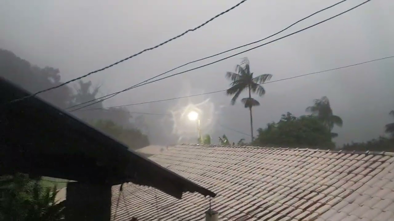 Chuva extremamente forte com alerta vermelho extremo cai esse final de tarde Região Serrana RJ.