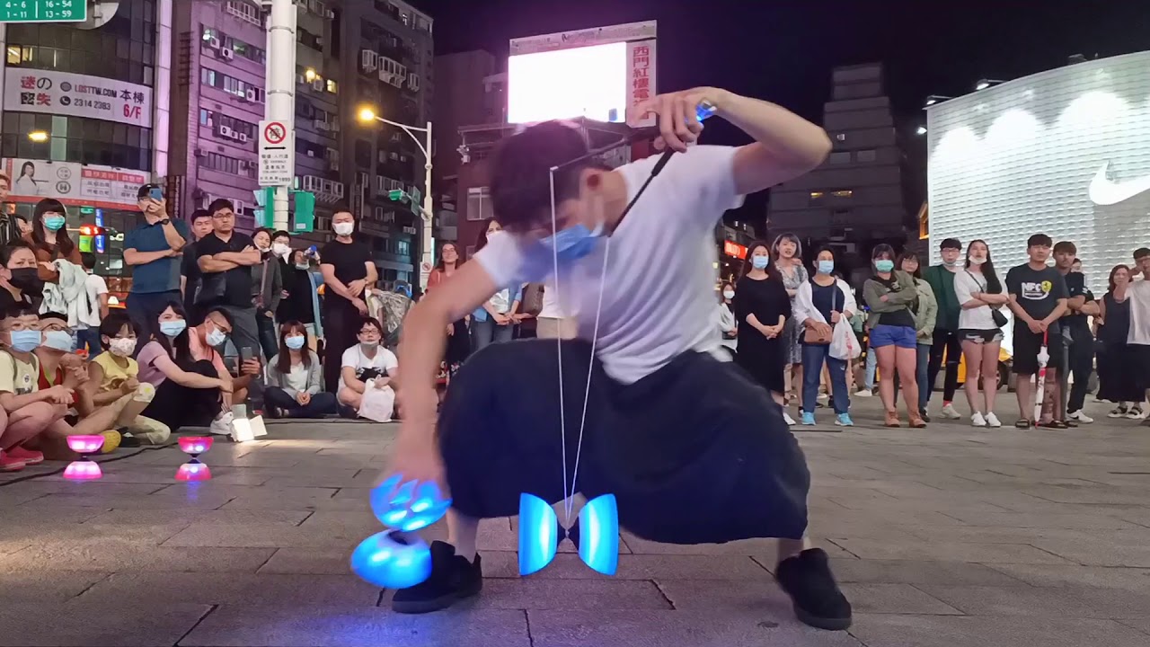街頭藝人方庭良於西門町表演扯鈴