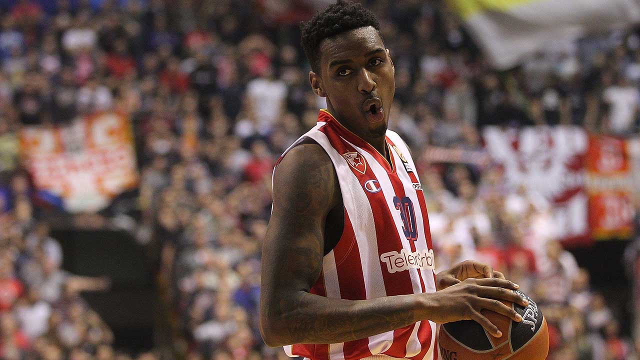 В центре внимания – Куинси Миллер, представитель компании «Красная Звезда» и телеком-компания «Бе...