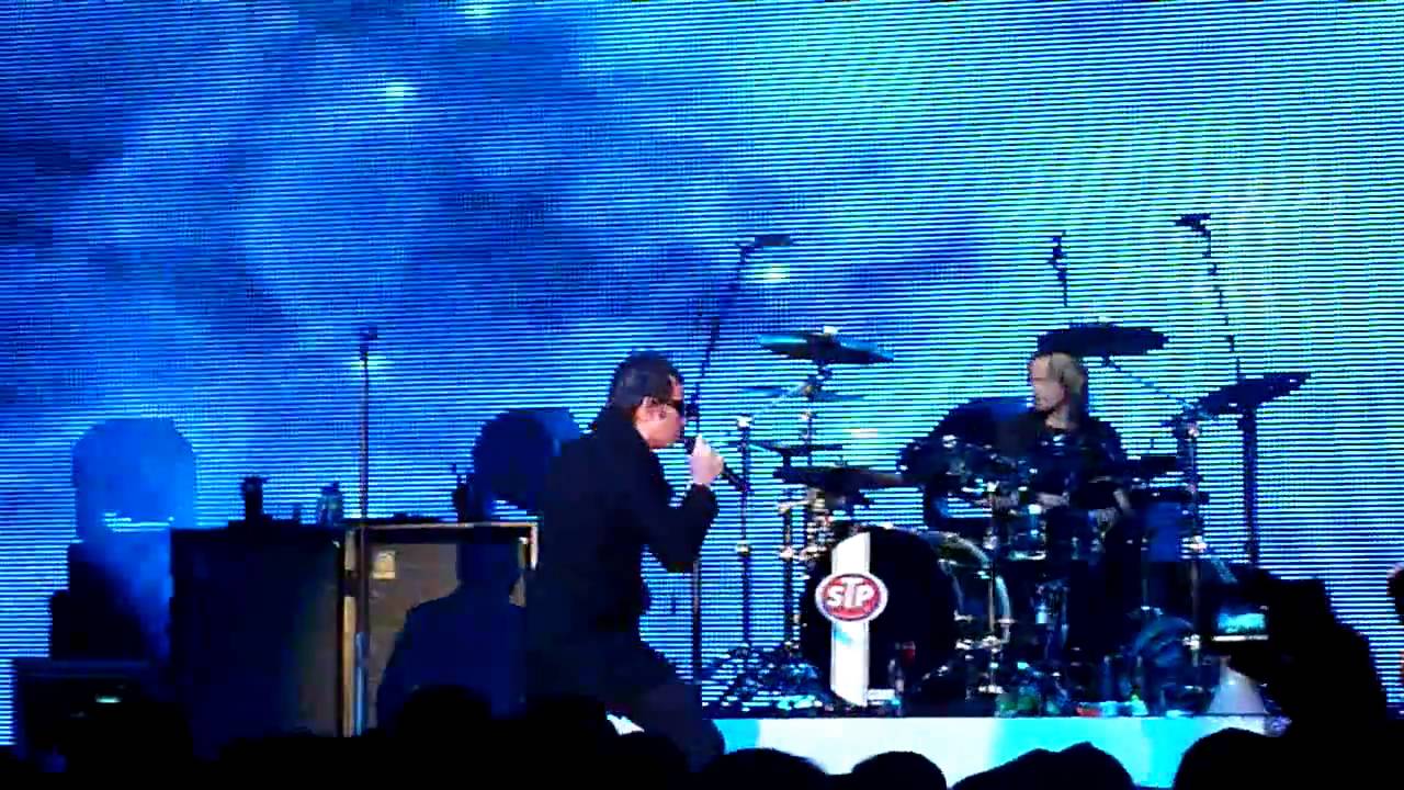 Stone Temple Pilots performing Silvergun Superman Live @ the Moncton Coliseum November 23rd 2009