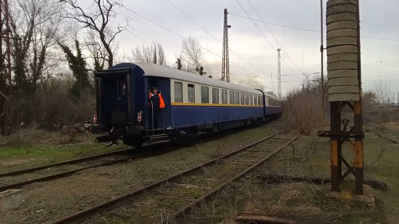 424 247 bivaly, különvonattal kiáll a füstiből.