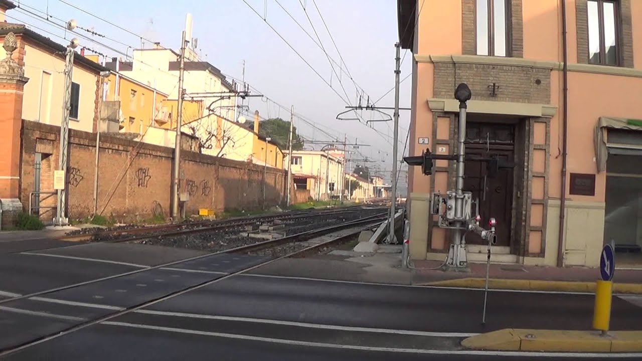 Passaggio a livello con semibarriere di via Candiano - Ravenna (p.4) // Level Crossing