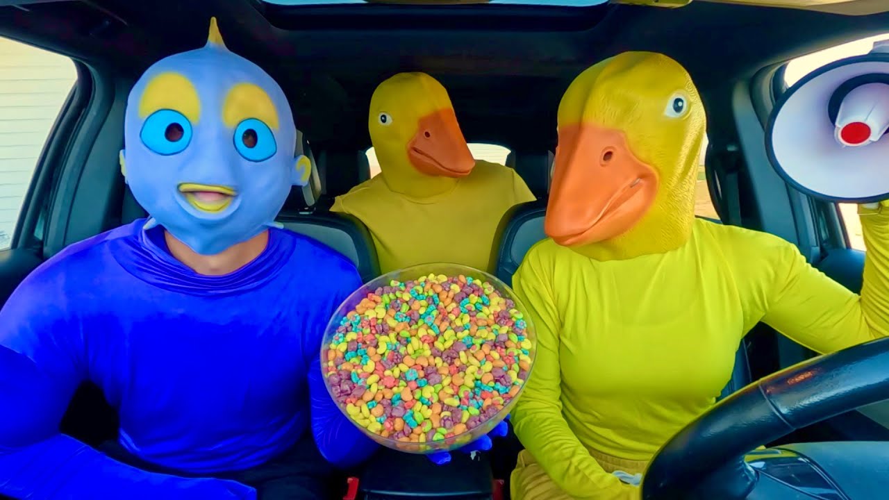 Rubber Ducky Surprises Puppy, Frog & Police in Car Ride Chase
