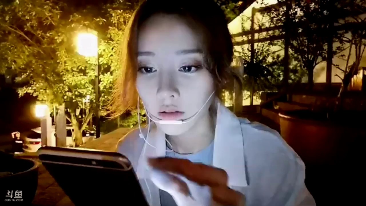 馮提莫 《親愛的你怎麼不在身邊》 (重慶山城~邊走邊唱)