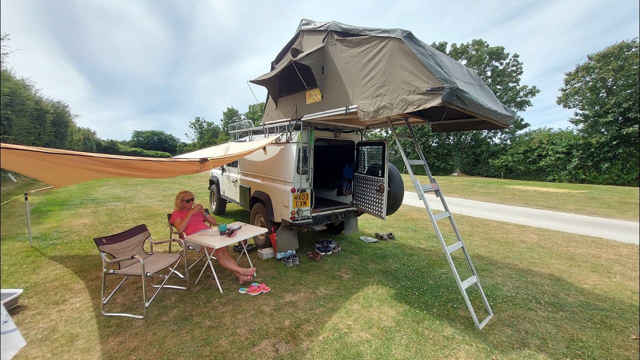Land Rover Defender and Rooftop Tent - Camping old school