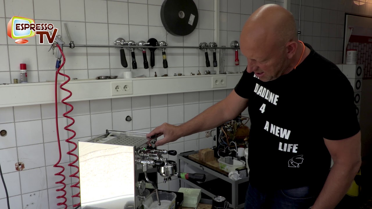 Reinigung einer Brühgruppe der Bezzera BZ10 mit Kaffeefettlöser