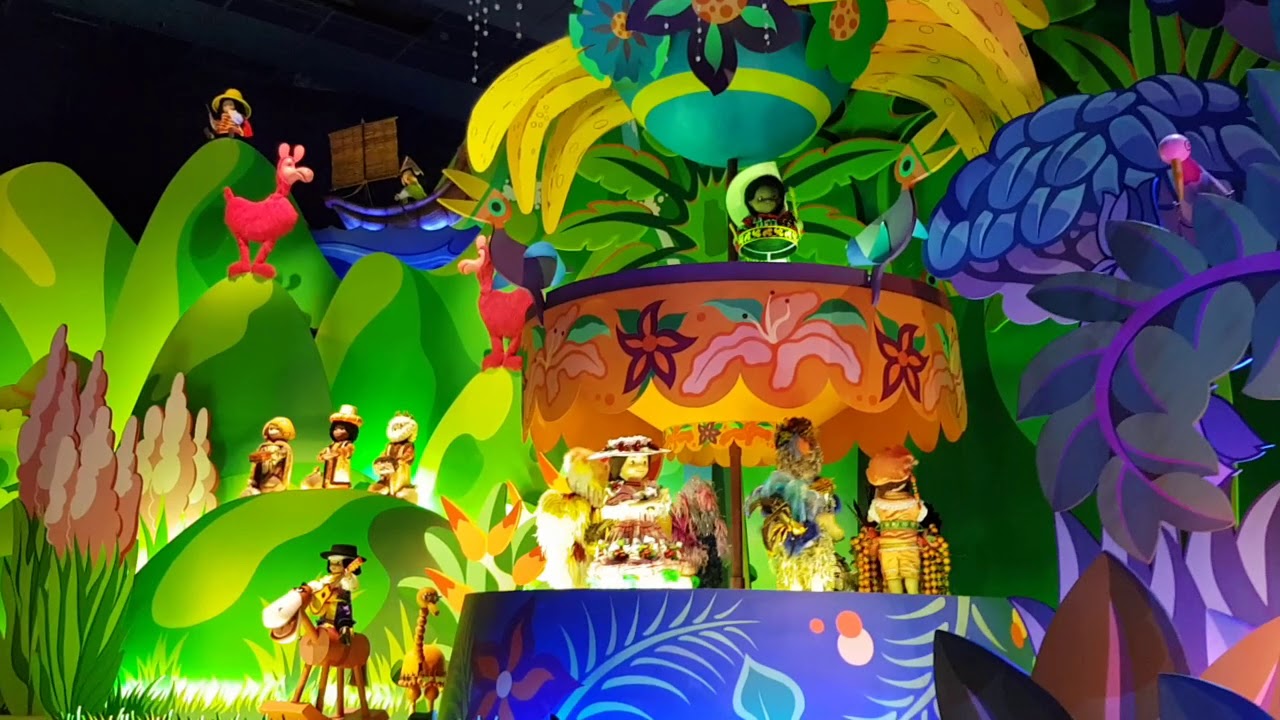 It's a small world version Noël
