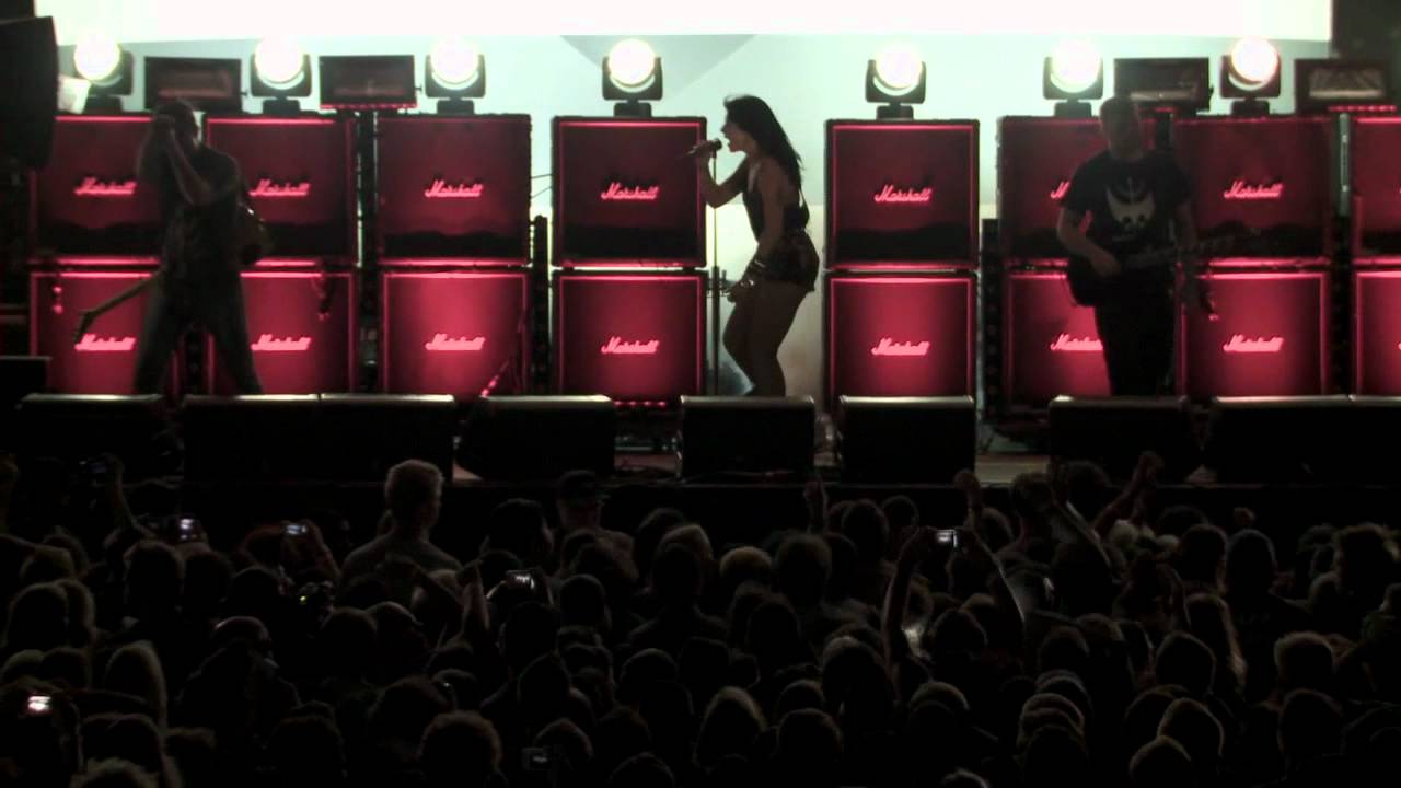 Sleigh Bells performs 