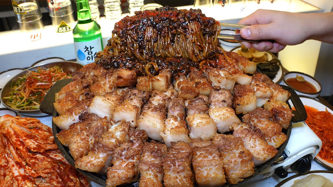 삼겹살집에 웬 전통 짜장면? 너덜너덜 칼집삼겹살과 불짜장으로 월 1.5톤씩 팔리는 고깃집┃pork belly & jajangmyeon / Korean street food