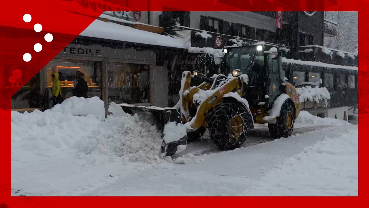 Continua a nevicare a Madonna di Campiglio, ruspe in azione nel paese