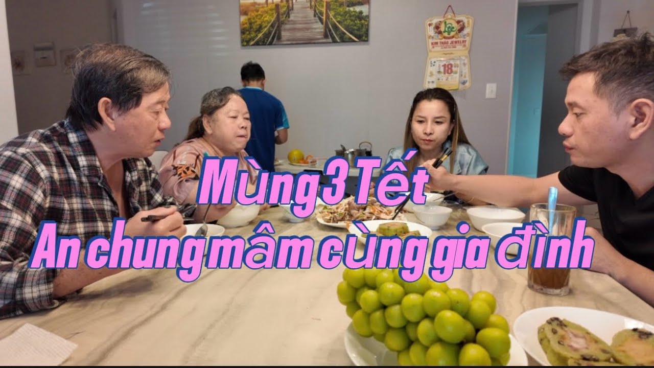 # Ăn cơm cùng gia đình sáng mùng 3 tết 2026