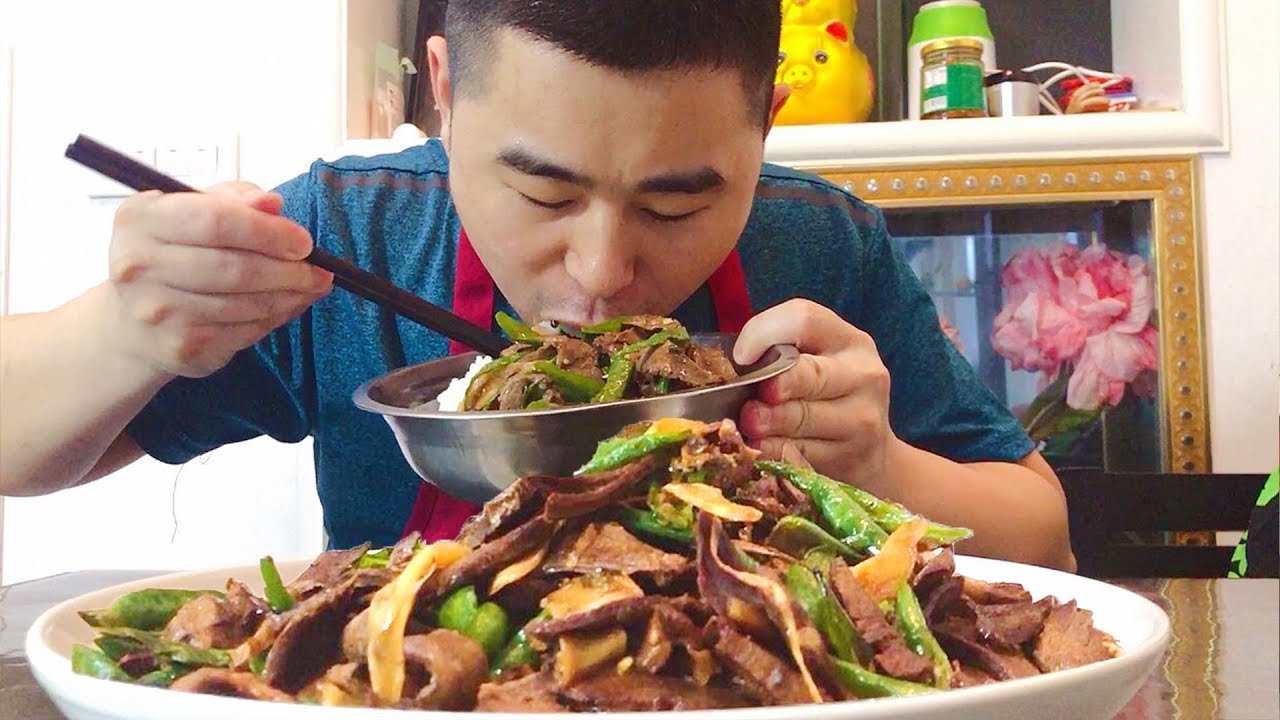 【超小厨】13块钱买个牛心，加2斤辣椒做爆炒，老婆孩子都爱吃，安逸