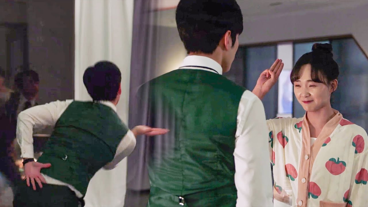 CEO ลืมไปว่าเขาอาศัยอยู่กับซินเดอเรลล่า เต้นเพื่อคลายเครียด แช่แข็งเมื่อเห็นเธอกลั้นหัวเราะ