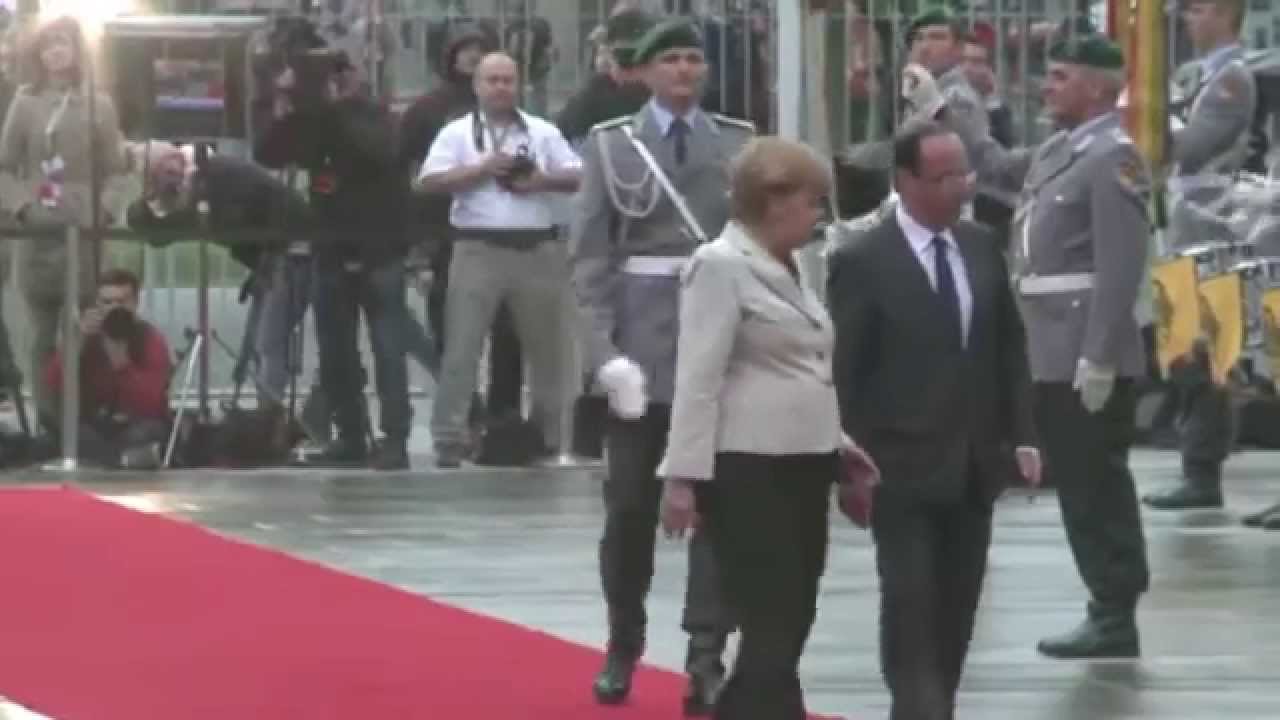 Hollande_Merkel - petites h&eacute;sitations sur le tapis rouge