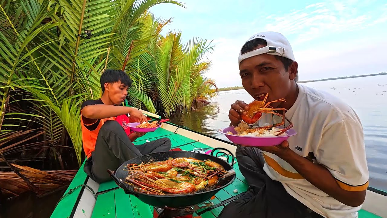 Kembali mancing di sungai besar dan masak udang sambal kemangi langsung diperahu.