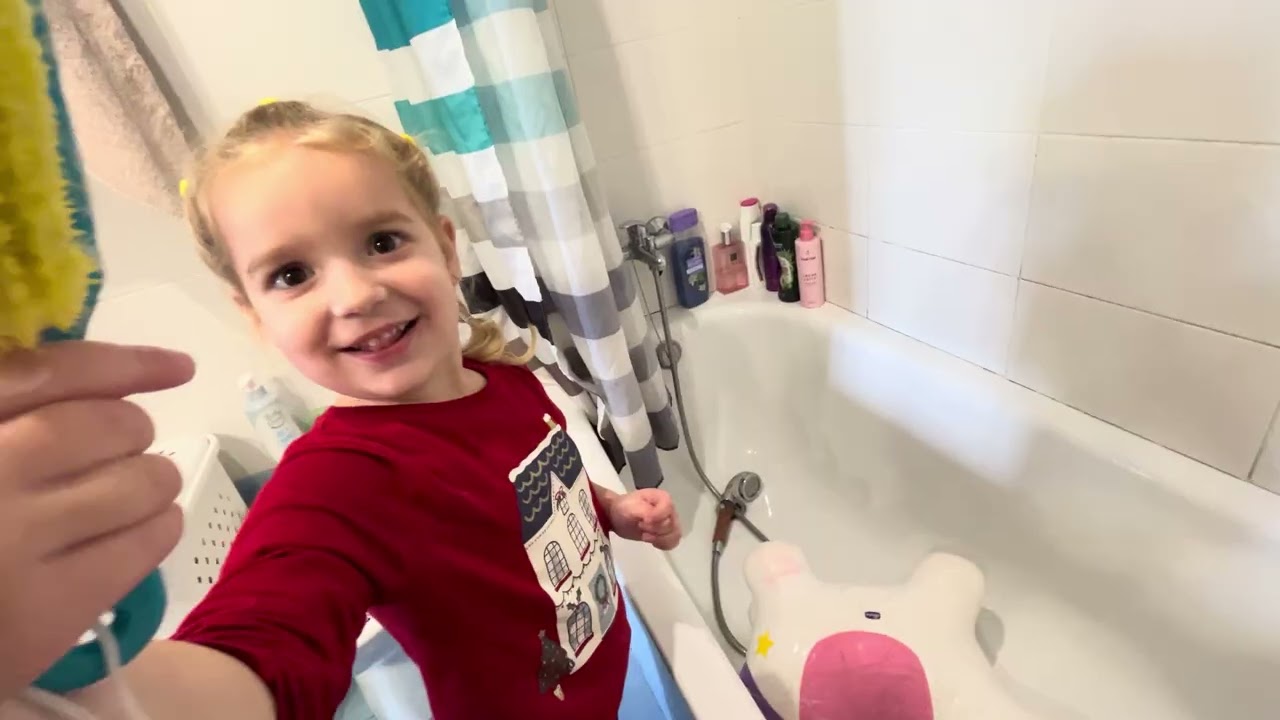 GUAPA MILANA LAVANDO SU UNICORNIO MÁGICO (ANTES DRAGÓN SIN DIENTES)