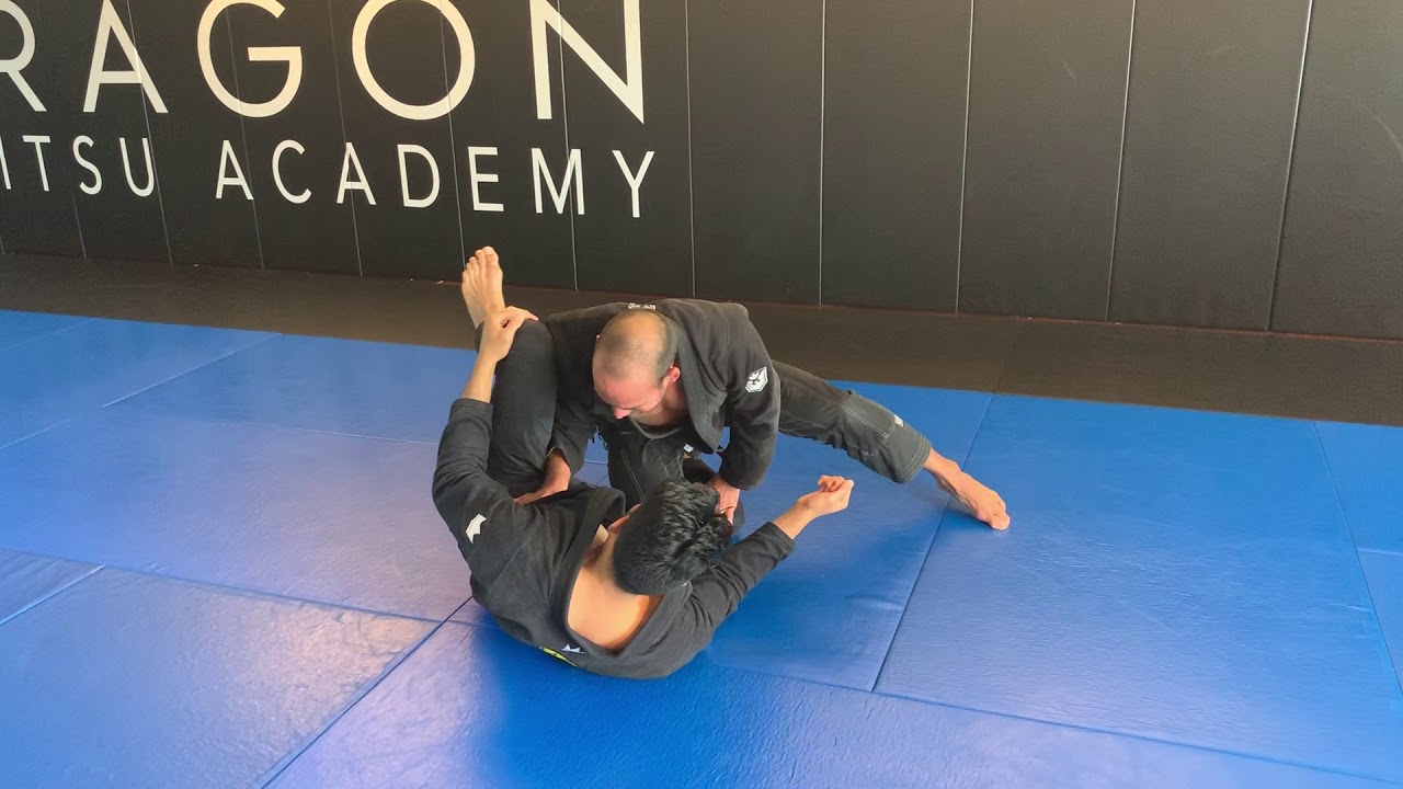 Прохождение коленного щита из позиции выше или ниже