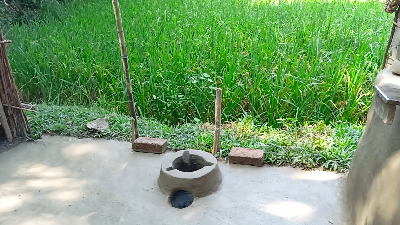 গ্রামের বাড়িতে খোলা আকাশের নীচে মাটির চুলা বসালাম। মাটির হেঁশেল বানানো।