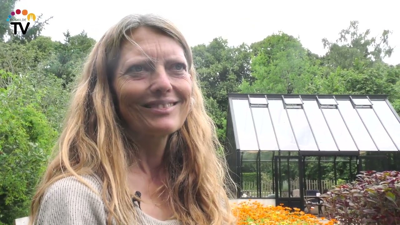 På tur i Sct  Hans Have – med bær, blomster og havevært