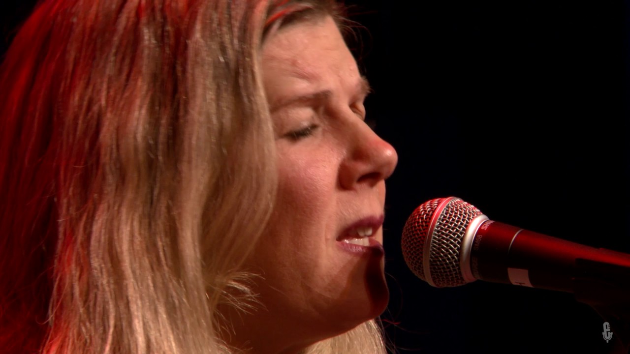 Dar Williams - As Cool As I Am (eTown webisode #1116)