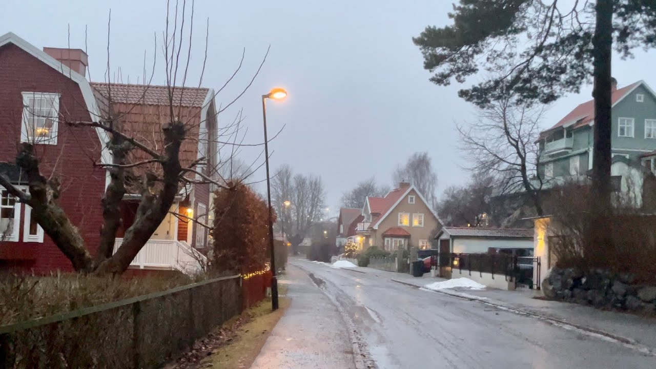 Stockholm Walks: Gamla Enskede. Picturesque suburb in the rain. Swedish melancholy.
