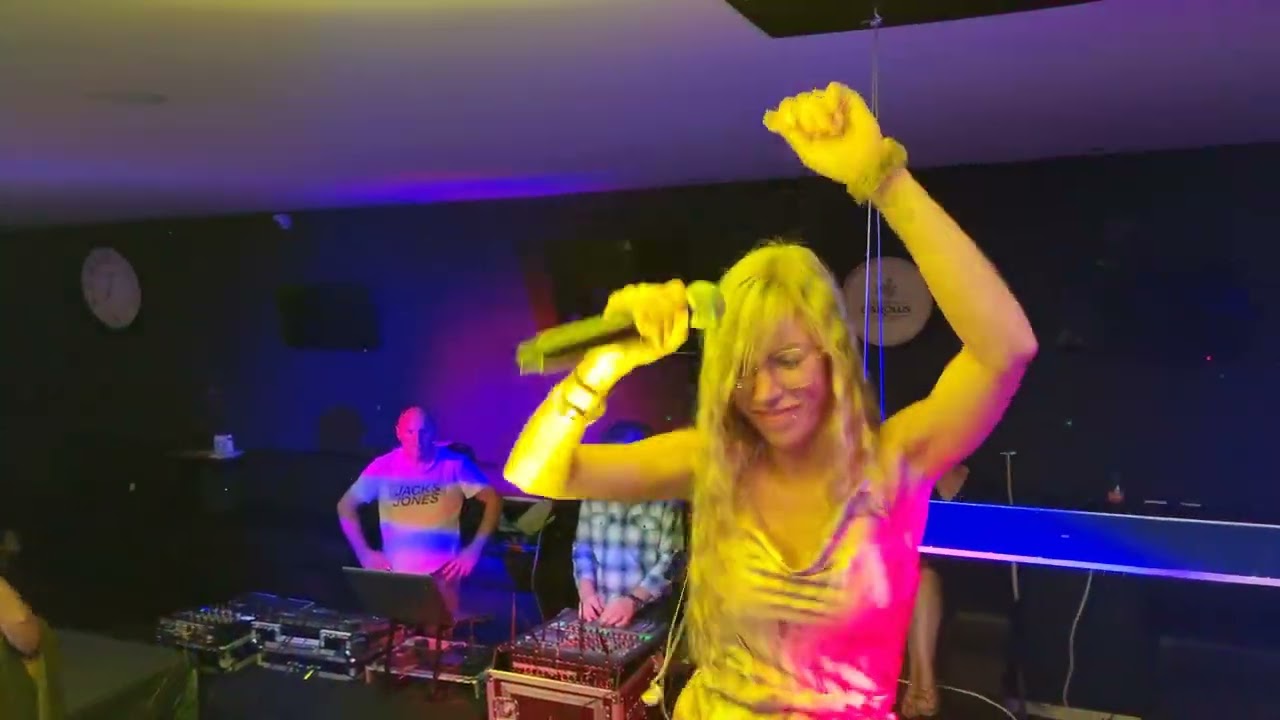 Niemand zoals jij  - Larissa  - T'S PLACE  - KERKSKEN