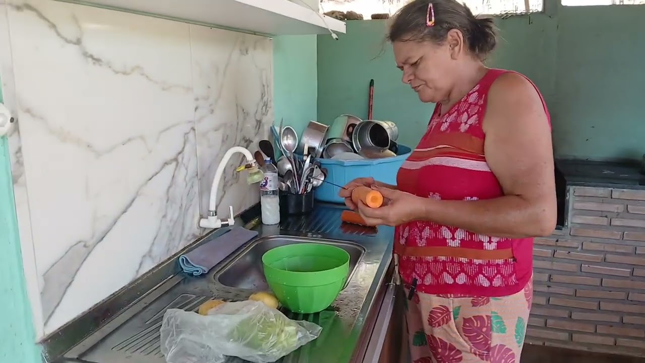 Fui na orta busca coentro pra valmira prepara aquele mocoto delicioso😋 + Descascando milho  🌽 