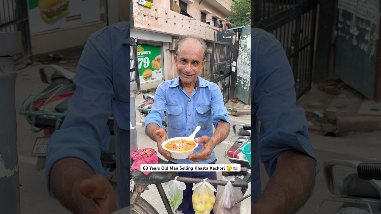 83 Years Old Man Selling Khasta Kachori 👴🍲 #kachori #shorts