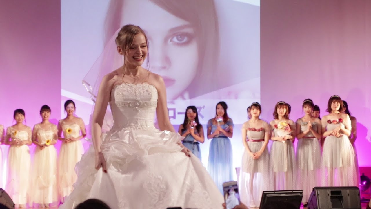 ダコタ・ローズがウェディングドレスでランウェイに登場！