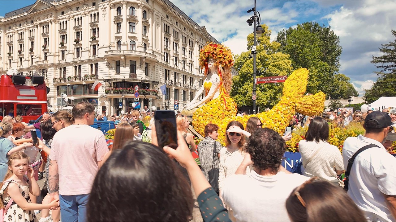 Warsaw Came Alive! 🇵🇱 Walking Through the Syrenki Parade