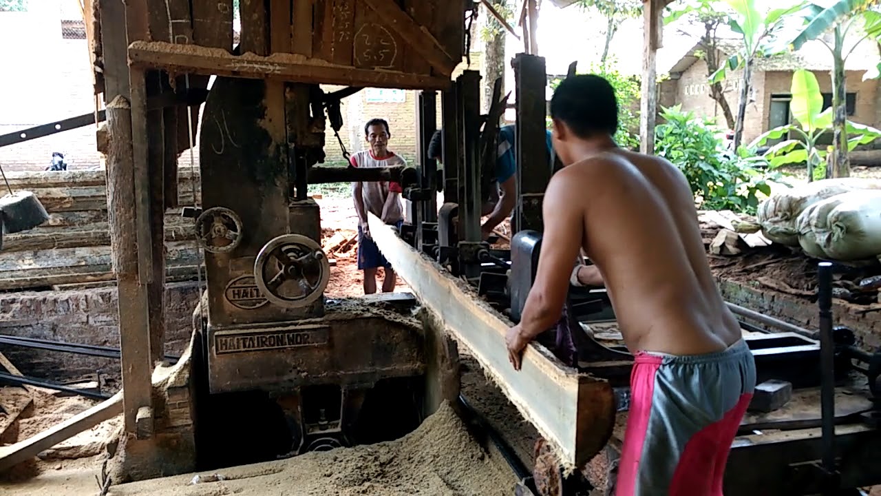 Proses belah kayu panjang.