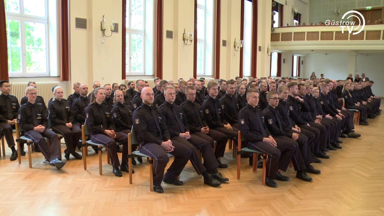 Zeugnisübergabe und Ernennung Polizeimeister