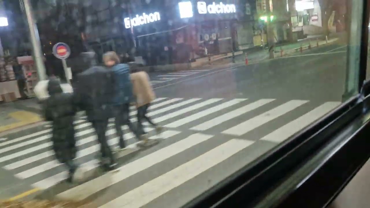 1151호 대운교통 700~900번대 6000번대로 3000~3005번 2017년식 초기형버스 [현 2차 준공영제 3006번] 야간폭주로 막차시간인 창원대학교 종점 도착