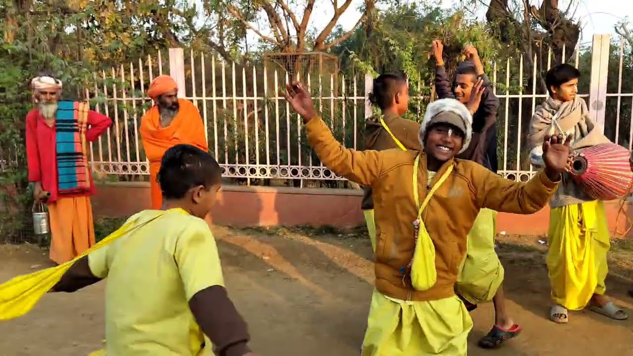 Govardhan Parikrama Mein Aisa Sankirtan Pehle Kabhi Nahi Dekha! Yatri Naachne Lage 🫠Hare Krishna