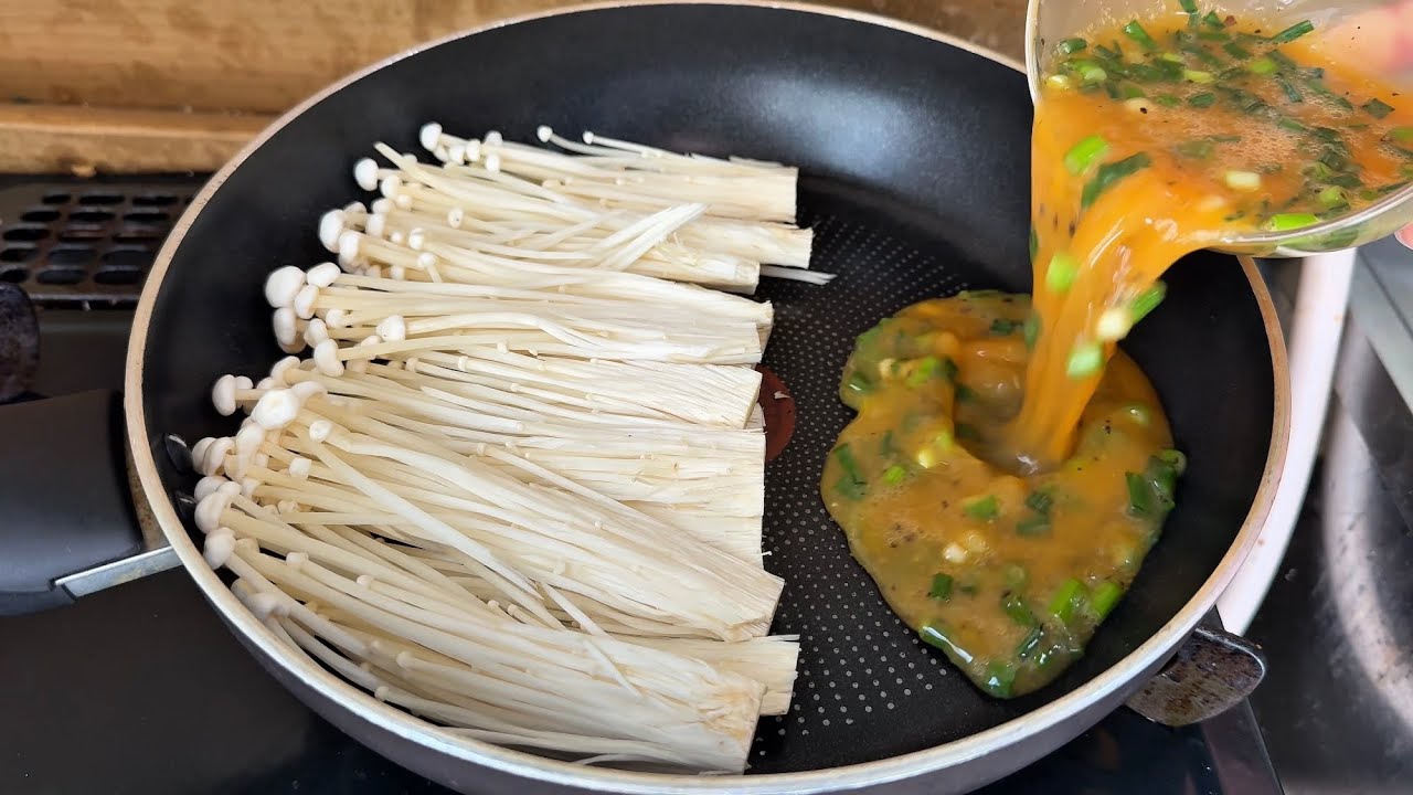 Pour the eggs over the enoki mushrooms, and the whole family will be amazed! Simple and quick!