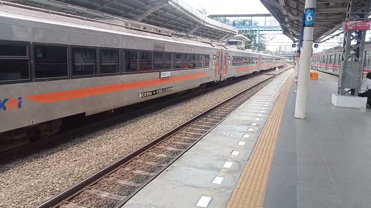 kereta Kertajaya melintasi stasiun Jatinegara #keretaapi #jarinegara #stasiunjatinegara #kertajaya