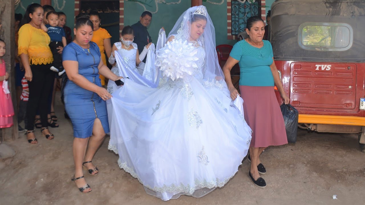 La novia saliendo de casa de sus padres, a casarse boda Hernández Lemus #1 - Ediciones Mendoza