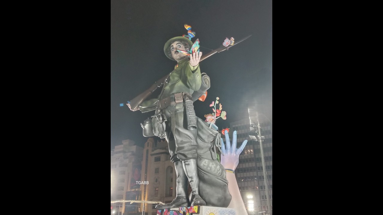 Las Fallas 2026 fuegos artificiales junto a Charlie Chaplin,  Plaza del Ayuntamiento de Valencia